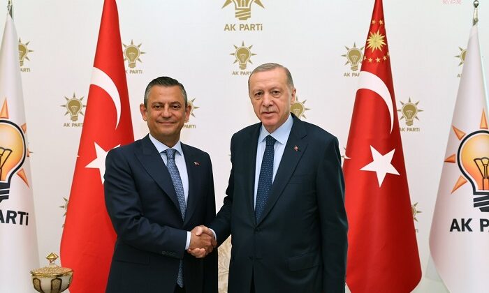 Cumhurbaşkanı Erdoğan ile CHP Genel Başkanı Özgür Özel görüşmesi AKP Genel Merkezi’nde başladı.