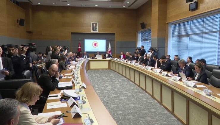 Emekli askerlere konuşma yasağı getiren hüküm, kanun teklifinden çıkarıldı.