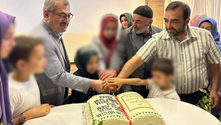 Fethiye İlçe Müftülüğü, hafızlık töreninde “Kur’an-ı Kerim” tasarımlı pasta kesti.