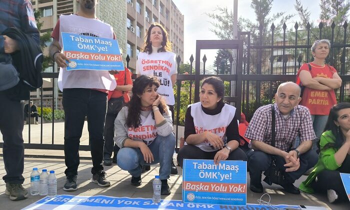 Milli Eğitim Bakanlığı önünde oturma eylemi yapan öğretmenler gözaltına alındı