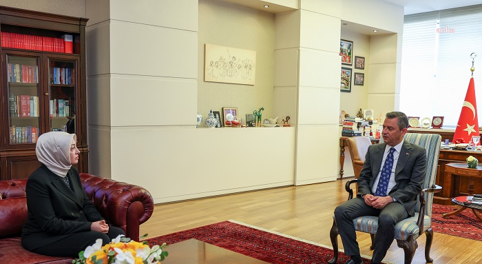 Özgür Özel, öldürülen eski Ülkü Ocakları Başkanı Sinan Ateş’in eşi Ayşe Ateş ile görüştü.