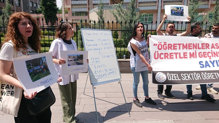 Öğretmenler, MEB önüne getirdikleri ders tahtasında asgari ücretle nasıl geçinemediklerini anlattı