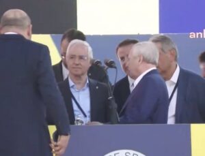 Fenerbahçe kongresi gergin başladı. Aziz Yıldırım, Divan Başkanı seçim yöntemine tepki göstererek kongreyi terk etti