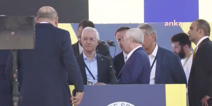 Fenerbahçe kongresi gergin başladı. Aziz Yıldırım, Divan Başkanı seçim yöntemine tepki göstererek kongreyi terk etti