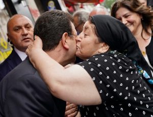 Keup Strasse’de Ekrem İmamoğlu’na sevgi gösterisi