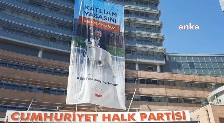 CHP Genel Merkezi’ne “Katliam Yasasını Reddediyoruz” yazılı pankart asıldı.
