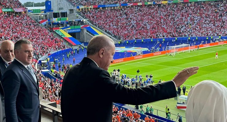 Cumhurbaşkanı Erdoğan Stadyumda İzledi!! Türkiye Şampiyonaya Veda Etti