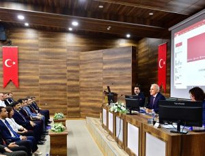 Diyarbakır’da yıllar sonra bir ilk gerçekleşti… Vali ve DEM Parti’li belediye eş başkanları bir araya geldi