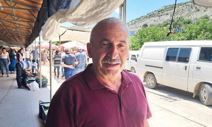 Emekli vatandaş: “Pazara geldim inanın param yetmedi. Bir tane elma 10 lira, 5 tane aldım 50 lira. Yaşamaktan bezdik”