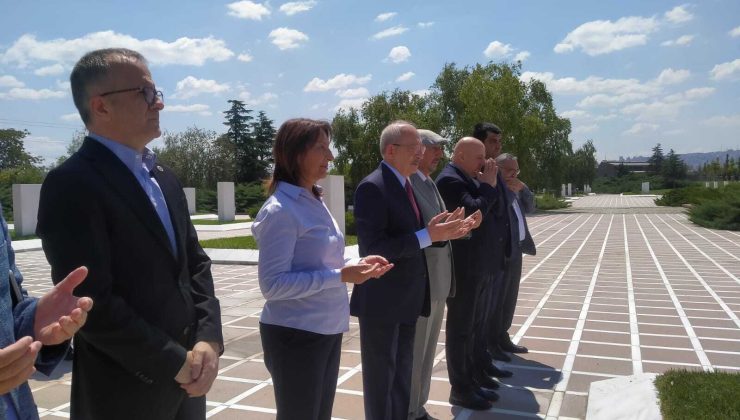 Kemal Kılıçdaroğlu, Bülent Ecevit’in kabrini ziyaret etti