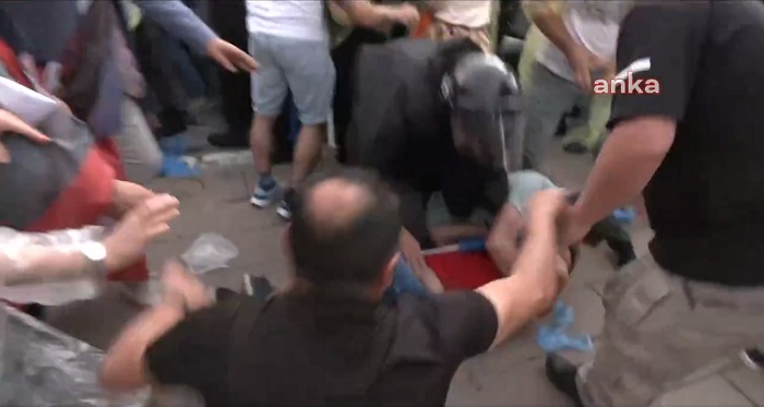 Polis TBMM önünde bir öğretmeni yere yatırarak darp etti.