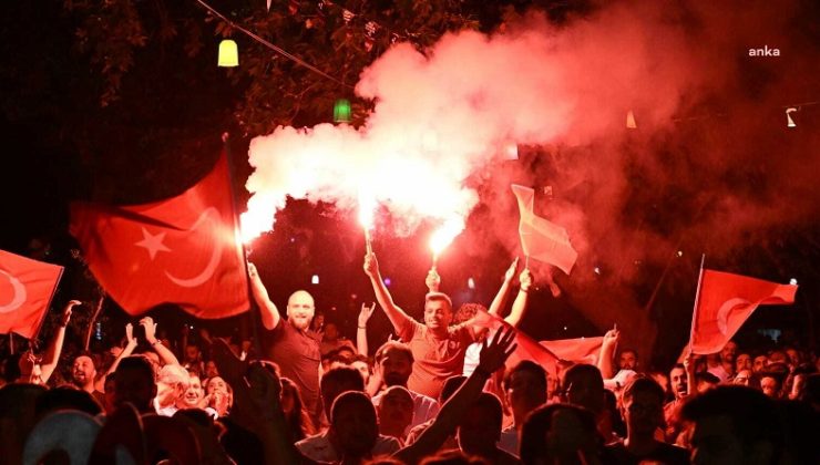 Türkiye-Hollanda maçını dev ekranlarda seyreden yurttaşlar, ilk yarıda sevinse de maçın sonunda büyük üzüntü yaşadı