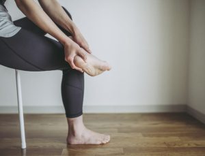 Yürürken Ayak Şişmesi: Nedenleri ve Çözümleri