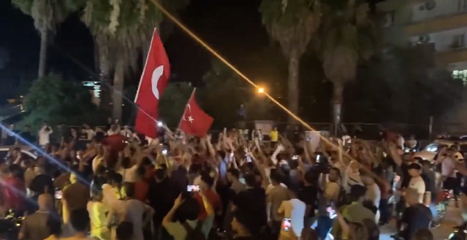 Hatay Reyhanlı’da tansiyon düşmüyor! “Ülkede mülteci istemiyoruz” sloganları atılıyor.