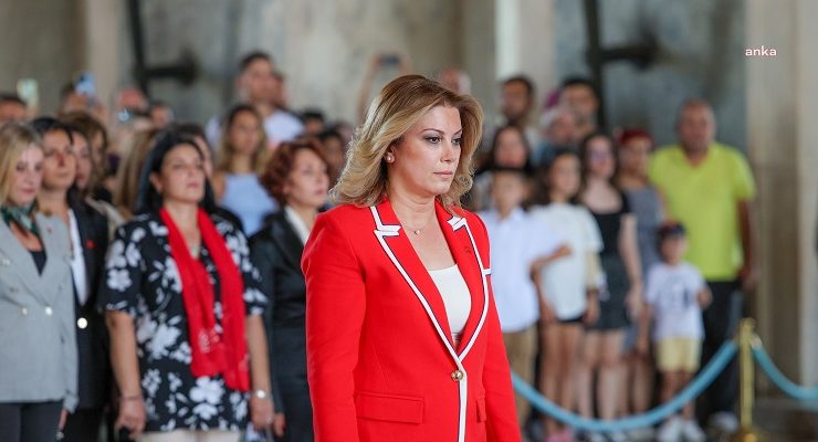 CHP Kadın Kolları Genel Başkanı Asu Kaya, 81 ilin başkanlarıyla Anıtkabir’i ziyaret etti