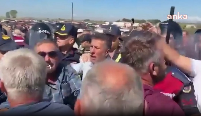 Çiftçi eylemindeki gergin anlar kameralara yansıdı… Arbedeyi önleyen CHP’li Sarıbal: “Asker bizim askerimiz! Sorumlu hükümet…”