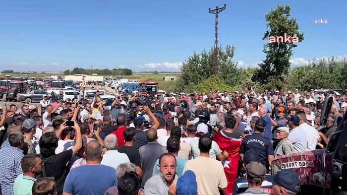 Domates üreticileri eylemde… Jandarma ve çevik kuvvet ekiplerinin engellemeye çalıştığı üreticiler “hükümet istifa” sloganları atıyor