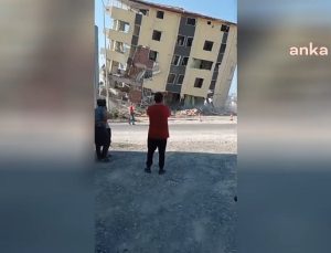 Hatay’da, ağır hasarlı 5 katlı binanın kontrolsüz yıkılması paniğe yol açtı