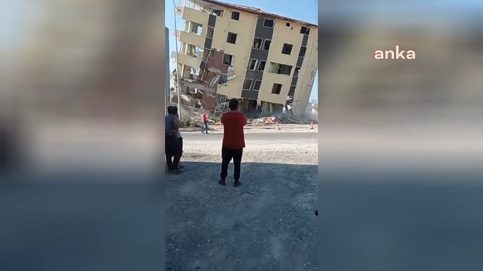Hatay’da, ağır hasarlı 5 katlı binanın kontrolsüz yıkılması paniğe yol açtı