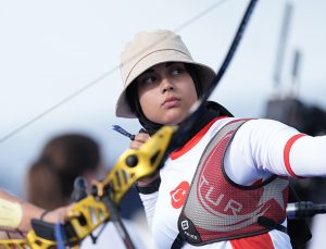 Milli okçu Elif Berra Gökkır çeyrek finale yükseldi