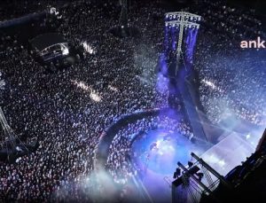 Mor ve Ötesi grubunun İstanbul Festivali’ndeki konserine 10 binlerce kişi katıldı
