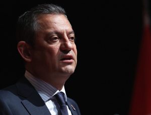 Özgür Özel, başörtüsü nedeniyle Dünya Diş Hekimliği Kongresi’nde görev alması kabul edilmeyen Dilara Çiçek ile görüştü