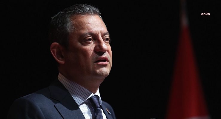 Özgür Özel, başörtüsü nedeniyle Dünya Diş Hekimliği Kongresi’nde görev alması kabul edilmeyen Dilara Çiçek ile görüştü