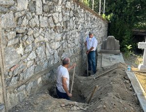Rum Ortodoks Mezarlığı’nda ‘define’ aradılar mezarlığı kazdılar