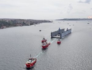 392 metrelik yüzer havuz İstanbul Boğazı’ndan geçişini 9 saatte tamamladı