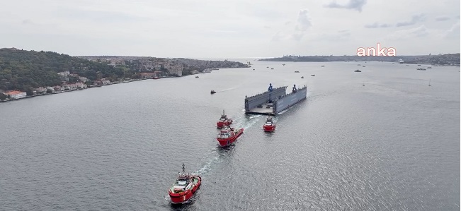 392 metrelik yüzer havuz İstanbul Boğazı’ndan geçişini 9 saatte tamamladı