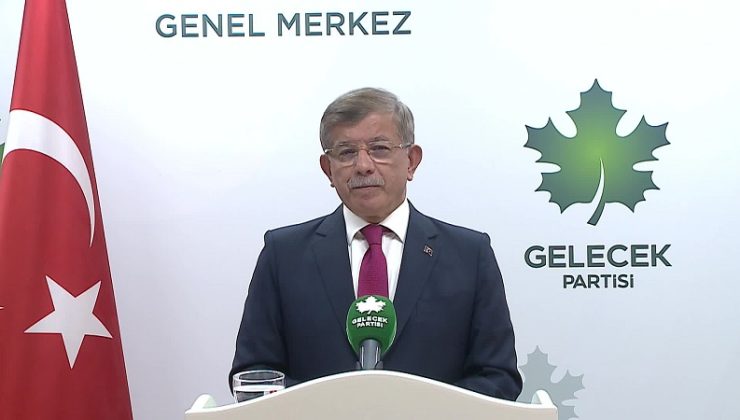 Ahmet Davutoğlu “Genç Teğmenleri” Eleştirdi.