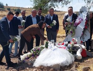CHP heyeti Diyarbakır’da Narin Güran’ın kabrini ziyaret etti