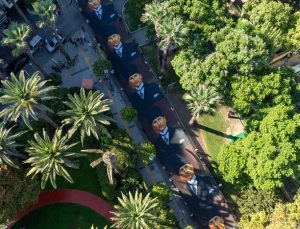 İzmir’de 9 Eylül coşkusu… İzmir sokaklarında 350 metrelik Atatürk posteri dalgalandı