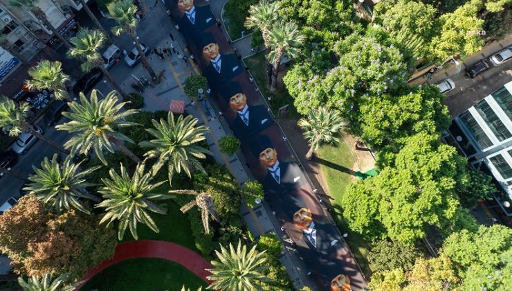 İzmir’de 9 Eylül coşkusu… İzmir sokaklarında 350 metrelik Atatürk posteri dalgalandı