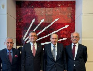 Özgür Özel, CHP eski Genel Başkanları Altan Öymen, Hikmet Çetin ve Murat Karayalçın ile birlikte kurultaya gitti