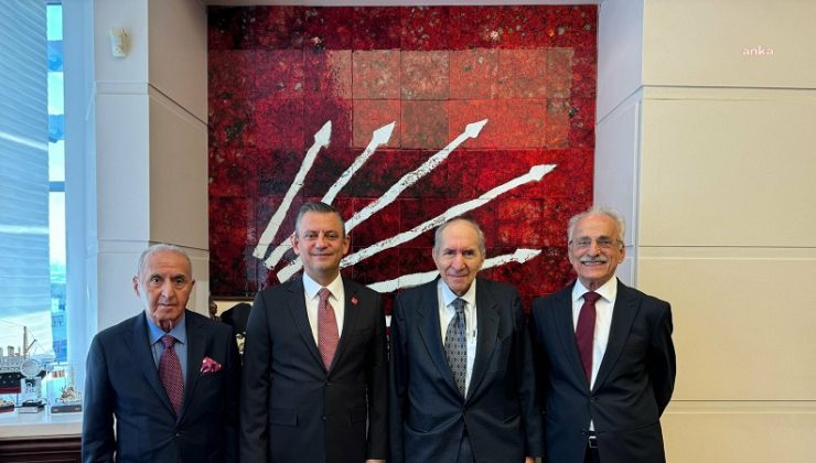 Özgür Özel, CHP eski Genel Başkanları Altan Öymen, Hikmet Çetin ve Murat Karayalçın ile birlikte kurultaya gitti