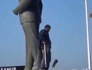 Atatürk Heykeline Saldırı Girişimi Ayvalık’ta Vatandaşlar Tarafından Engellendi