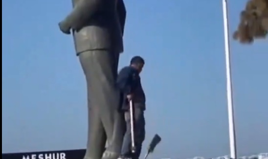 Atatürk Heykeline Saldırı Girişimi Ayvalık’ta Vatandaşlar Tarafından Engellendi