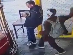 Beyoğlu’nda polise bıçaklı saldırı: Saldırgan gözaltına alındı!