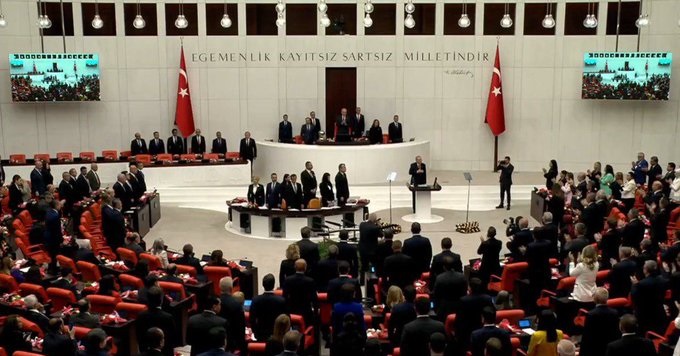CHP’li vekillere Özgür Özel’den talimat! Erdoğan’ı ayakta karşılayacaklar…