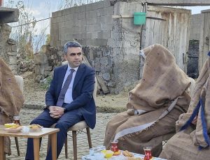 Erzurum Valiliği Tarafından Paylaşılan Fotoğrafa Tepki Yağdı! Kadınlar Neden Öyle Giyiniyor?