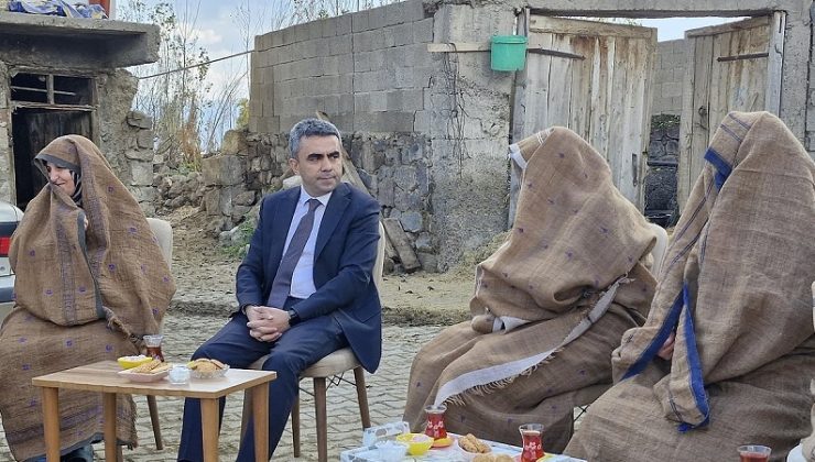 Erzurum Valiliği Tarafından Paylaşılan Fotoğrafa Tepki Yağdı! Kadınlar Neden Öyle Giyiniyor?
