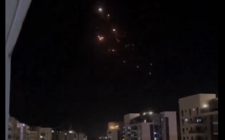 İran’dan atılan füzeler İsrail demir kubbe tarafından engellenmeye çalışılıyor