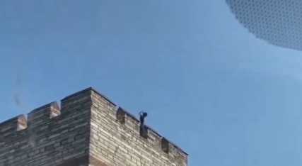 İstanbul Fatih’te bir kişi iddiaya göre bir kızın kafasını kesti ardından surdan atladı.