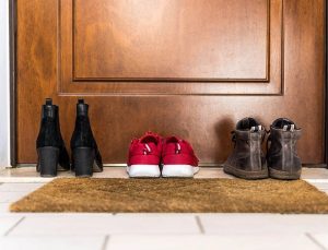 Komşularının ayakkabısını koklayan gence hapis cezası