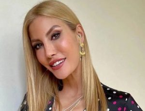 46 yaşındaki Çağla Şıkel’in güzellik sırrı altın sütü! Altın sütü nedir?