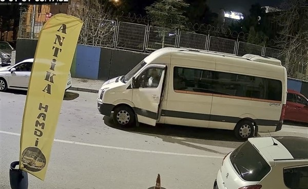 İzmit’te çöpleri bilinçli olarak saçan şahıs kameraya yakalandı!