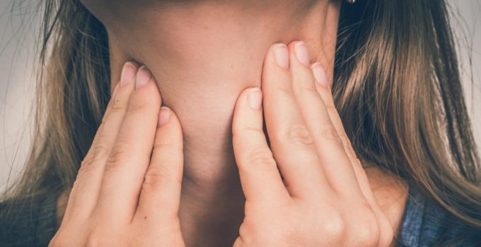 Ses Kısıklığı ve Boğaz Kaşıntısı Neden Olur? Belirtileri ve Tedavi Yöntemleri