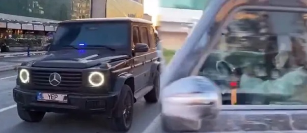 Trafiği alt üst eden çakarlı cipteki kadın bakın kimin kızı çıktı?