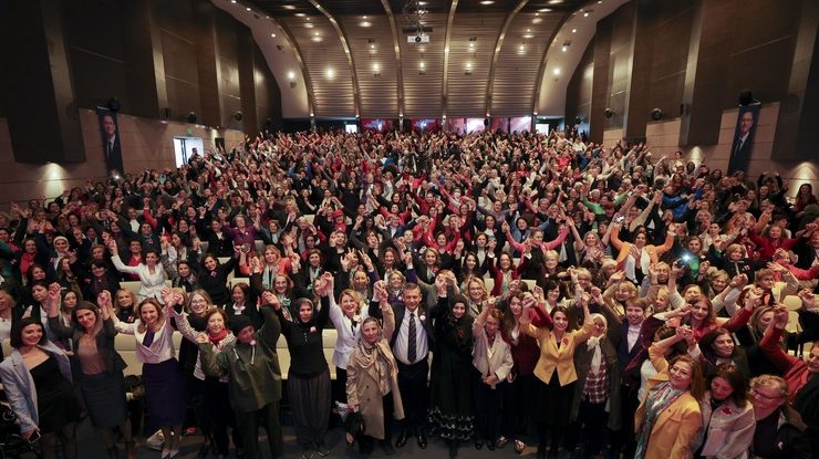 Özgür Özel’den kadınlara çağrı: İstanbul sözleşmesi için seçin, tarihe geçin